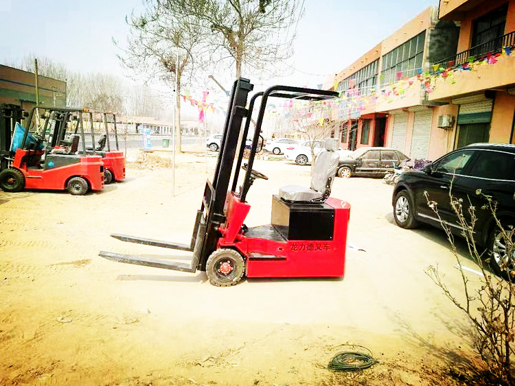 座駕式四支點電動叉車 自動擋操控簡單龍力德品牌