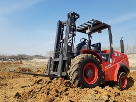 DK40 兩驅越野叉車
