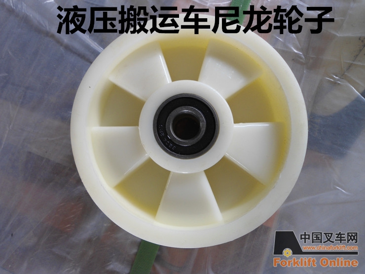 手動叉車使用于倉庫管理中