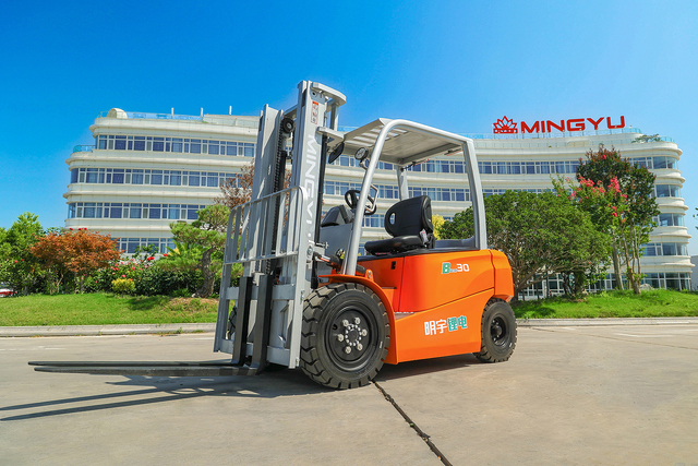明宇：B30電動平衡重式叉車