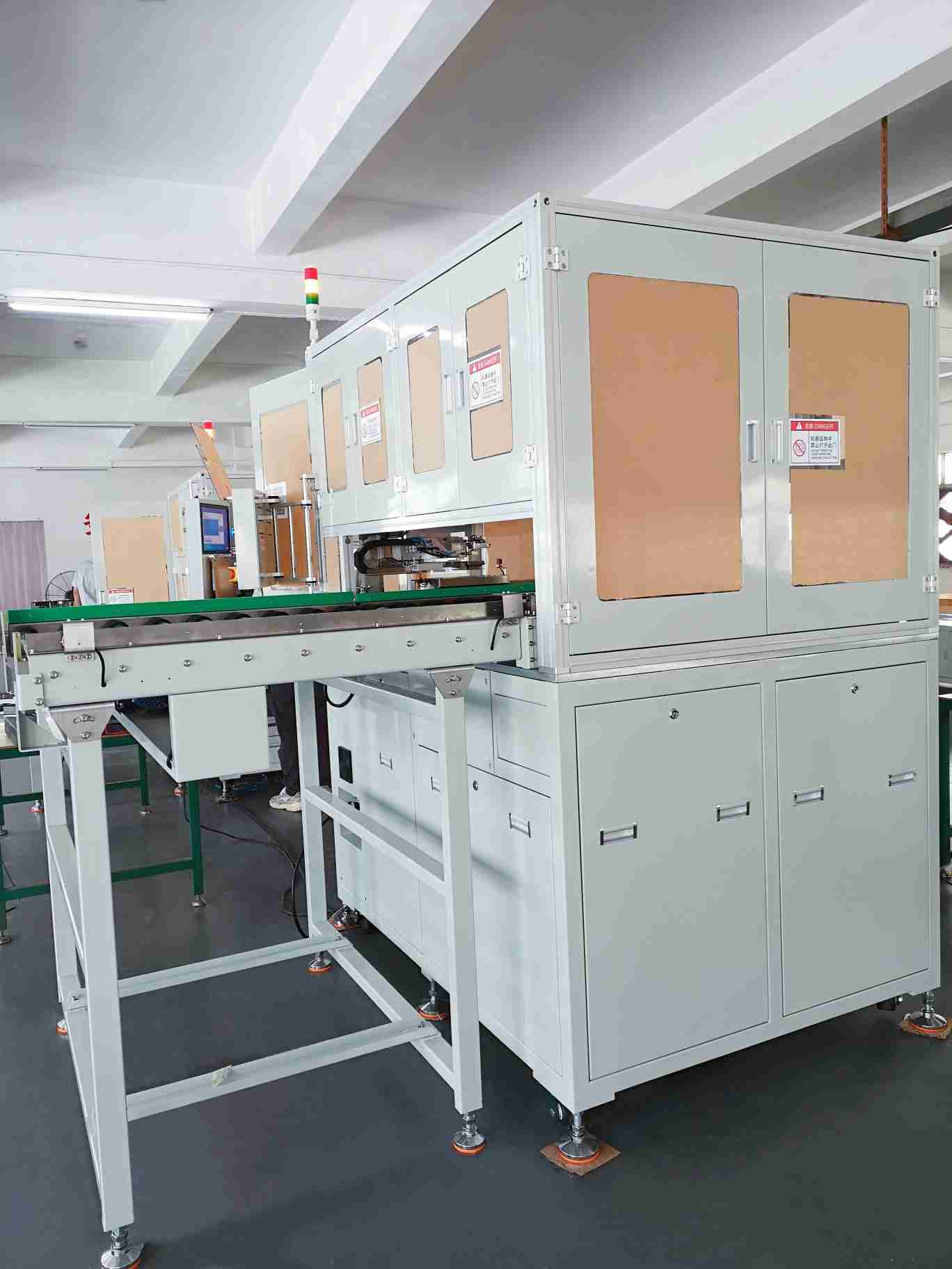電池自動拔插膠釘機