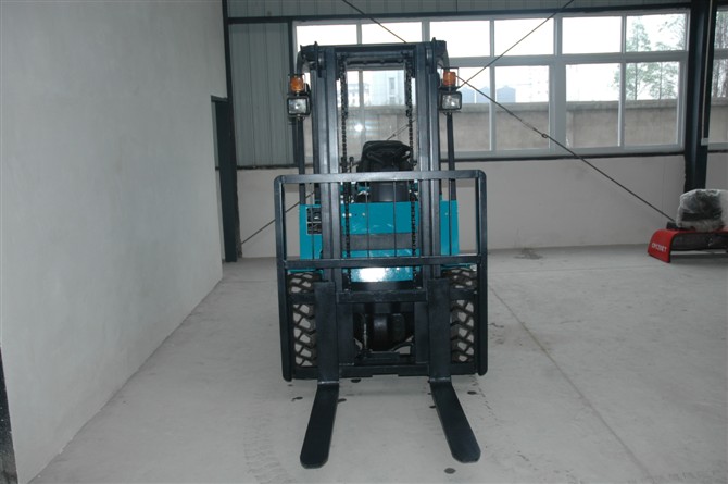 四川成叉3噸內燃柴油平衡重液力叉車 CPCD30E