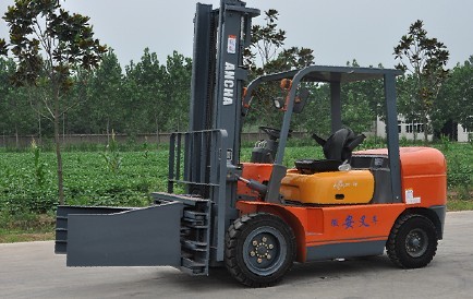 供應安叉平衡重式叉車(帶屬具側圖) ３噸帶抱夾器