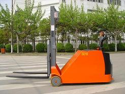 電動堆高車，無前叉腿配重式 SD10