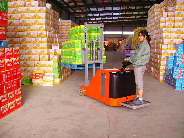 全電動堆高機，無前叉腿配重式堆高機 SD10