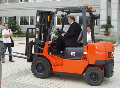 大連叉車2.5噸內燃平衡重叉車