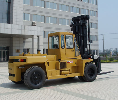 大連叉車15噸輕型內燃平衡重叉車