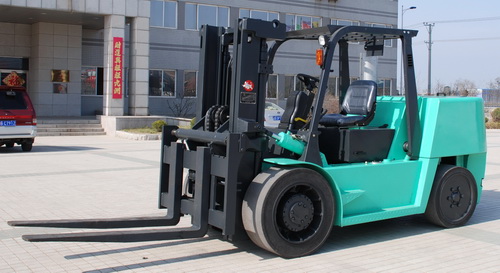 大連叉車7噸進箱作業叉車