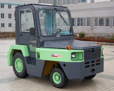 大連叉車2.5噸內燃牽引車