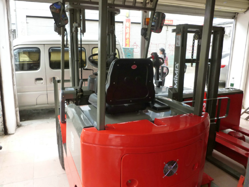 廣州搬易通代理中心｜前移式叉車(chē)，電動(dòng)搬盤(pán)車(chē)，平衡重叉車(chē)等，有樣車(chē)