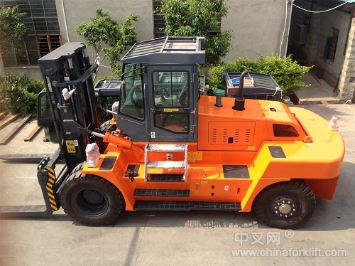 供應華南重工內燃重型15噸叉車廠家對比杭州15噸叉車價格 HNF-150